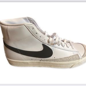 Nike Men’s size 11.5 mint condition Mid Blazer Vintage 77s. White and black.